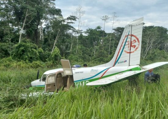 Avião de pequeno porte bate em buraco durante pouso no Acre; ninguém se feriu