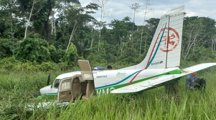 Avião de pequeno porte bate em buraco durante pouso no Acre; ninguém se feriu