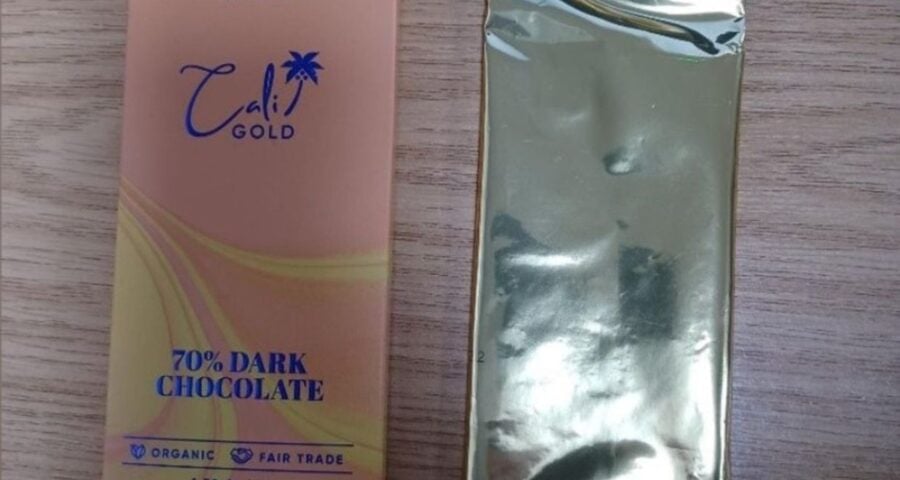 As barras de chocolate foram vendidas, no último sábado (25), em caixas com o nome "Cali-Gold"