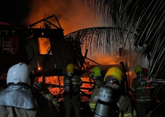 Incêndio mata pai e filho de 6 anos carbonizados no Acre