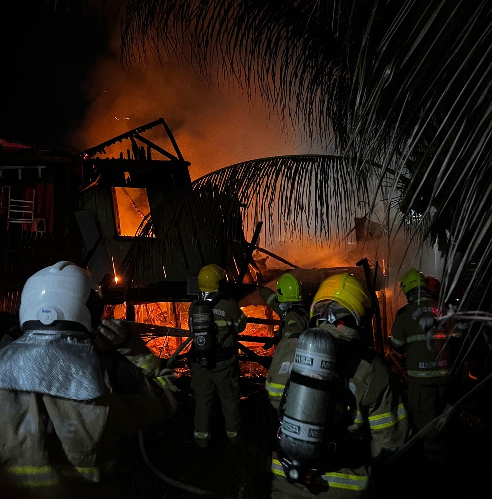 Incêndio mata pai e filho de 6 anos carbonizados no Acre