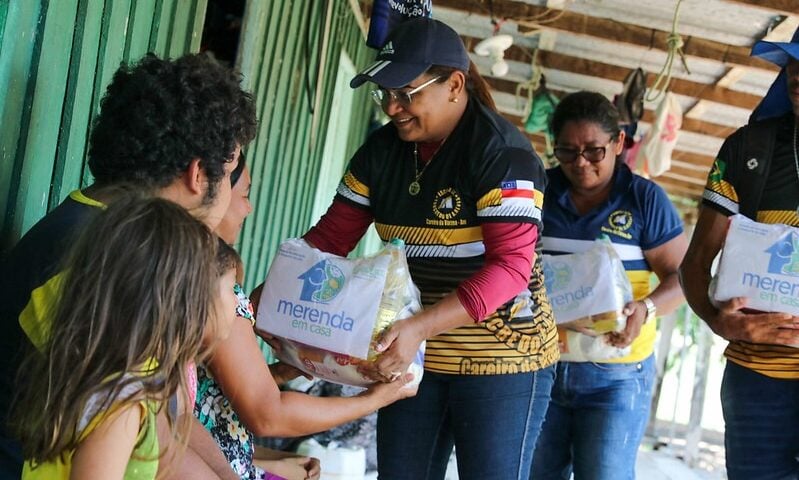 Cerca de 7.039 alunos da rede estadual receberam de kits alimentares por meio do programa Merenda em Casa - Foto: Divulgação/Alex Pazuello/ Secom