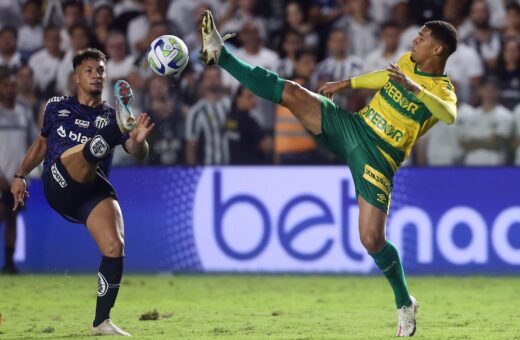 Marcos Leonardo, do Santos, disputa lance com Allyson, do Cuiabá - Foto: Guilherme Dionízio/Código19/Estadão Conteúdo