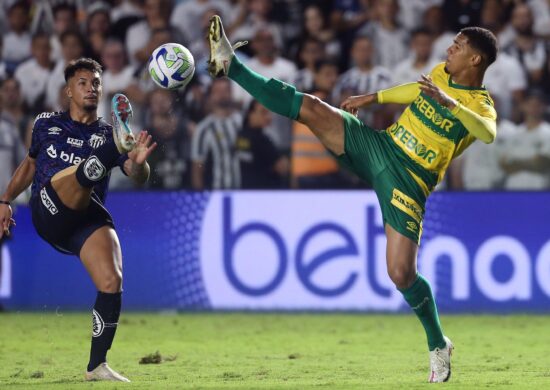 Marcos Leonardo, do Santos, disputa lance com Allyson, do Cuiabá - Foto: Guilherme Dionízio/Código19/Estadão Conteúdo