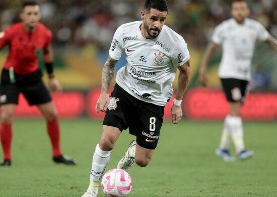 Renato Augusto treina com proteção nos ombros após sofre lesão no jogo contra Red Bull Bragantino - Foto - Reprodução/ Instagram @renatoaugusto8