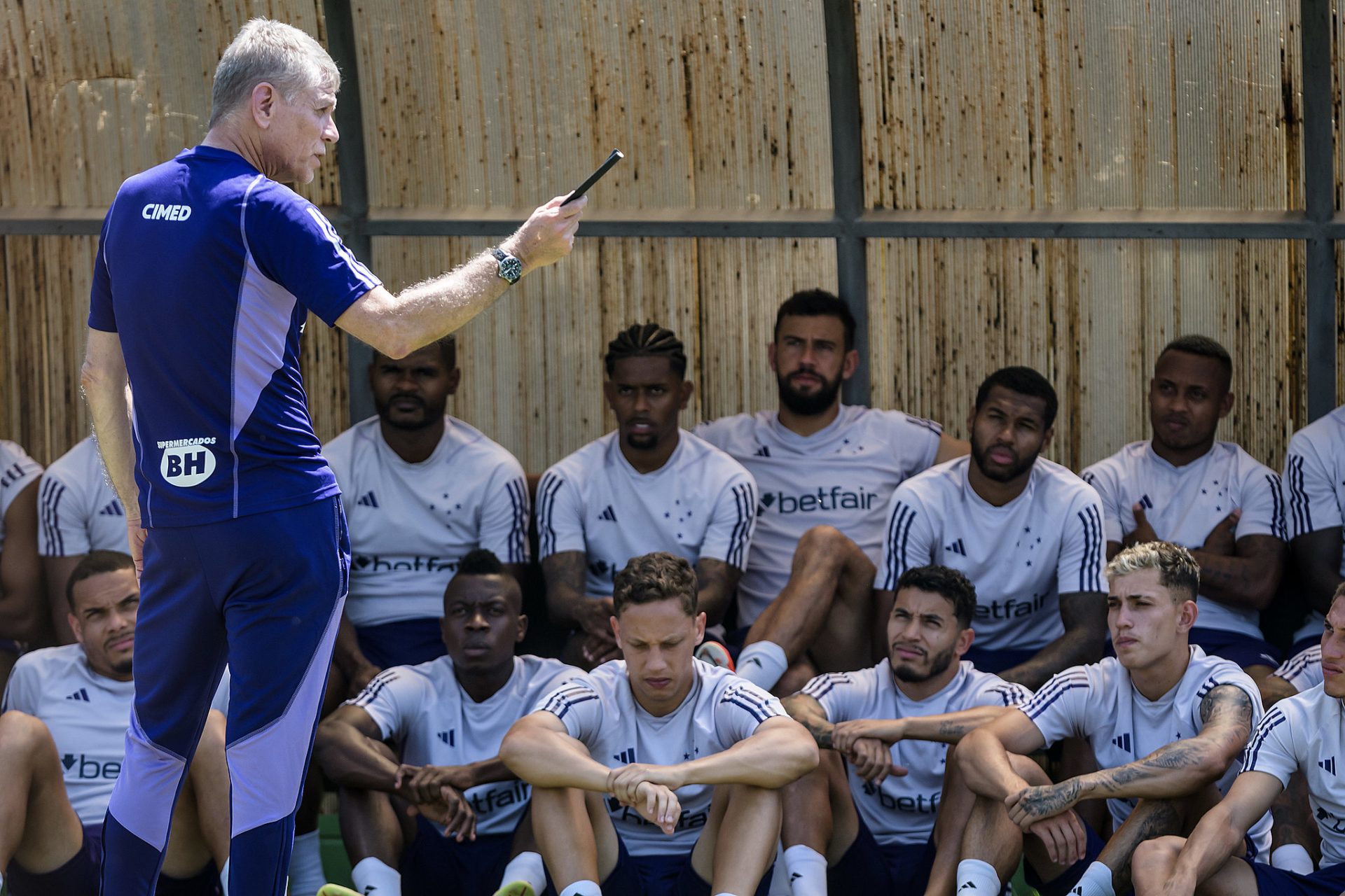 Paulo Autuori pede do Cruzeiro competência do elenco - Foto: Reprodução/ X @Cruzeiro