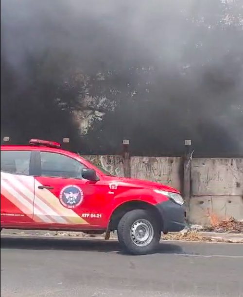 Corpo de Bombeiros foi acionado para controlar as chamas - Foto: Reprodução/WhatsApp