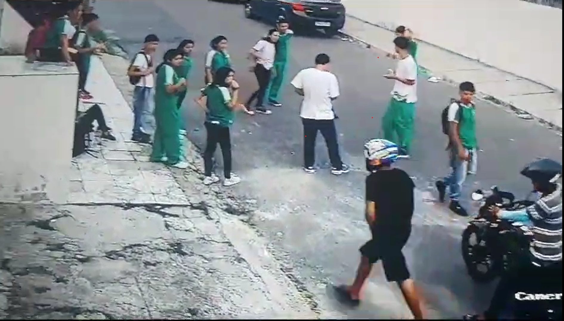 VÍDEO: alunos são assaltados em frente de escola da Cidade Nova, em Manaus