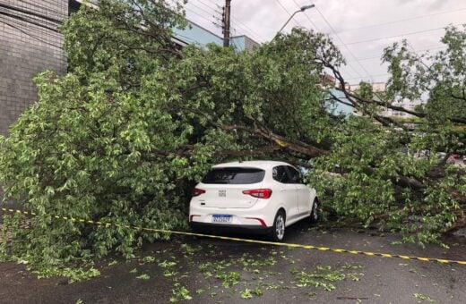 Um motoqueiro ficou ferido e dois carros tiveram danos materiais - Foto: Haliandro Furtado/ Portal Norte