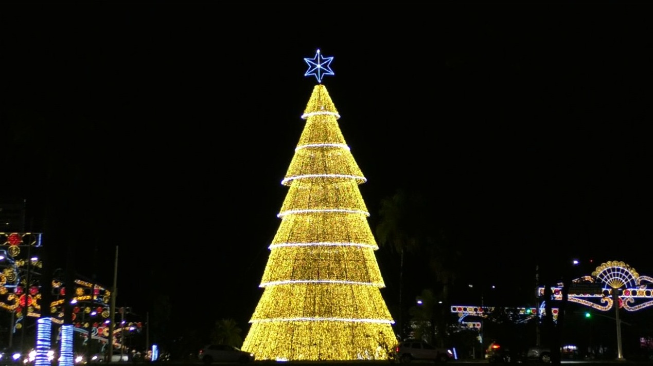 Decoração natalina de Palmas é inaugurada após estragos de tempestade