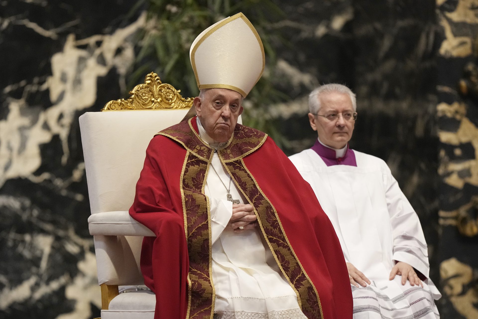 Em resposta a bispo, Vaticano permite que transexuais recebam o batismo