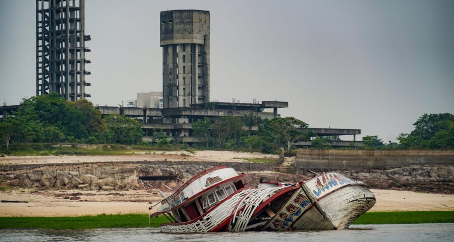 Embarcações encalhados devido ao nível baixo do rio Igarapé Tarumã-açu, na maior seca em 121 anos que Manaus vem sofrendo. Foto: Rafa Neddermeyer/Agência Brasil