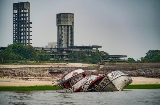 Embarcações encalhados devido ao nível baixo do rio Igarapé Tarumã-açu, na maior seca em 121 anos que Manaus vem sofrendo. Foto: Rafa Neddermeyer/Agência Brasil