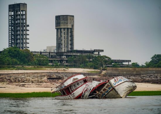 Embarcações encalhados devido ao nível baixo do rio Igarapé Tarumã-açu, na maior seca em 121 anos que Manaus vem sofrendo. Foto: Rafa Neddermeyer/Agência Brasil