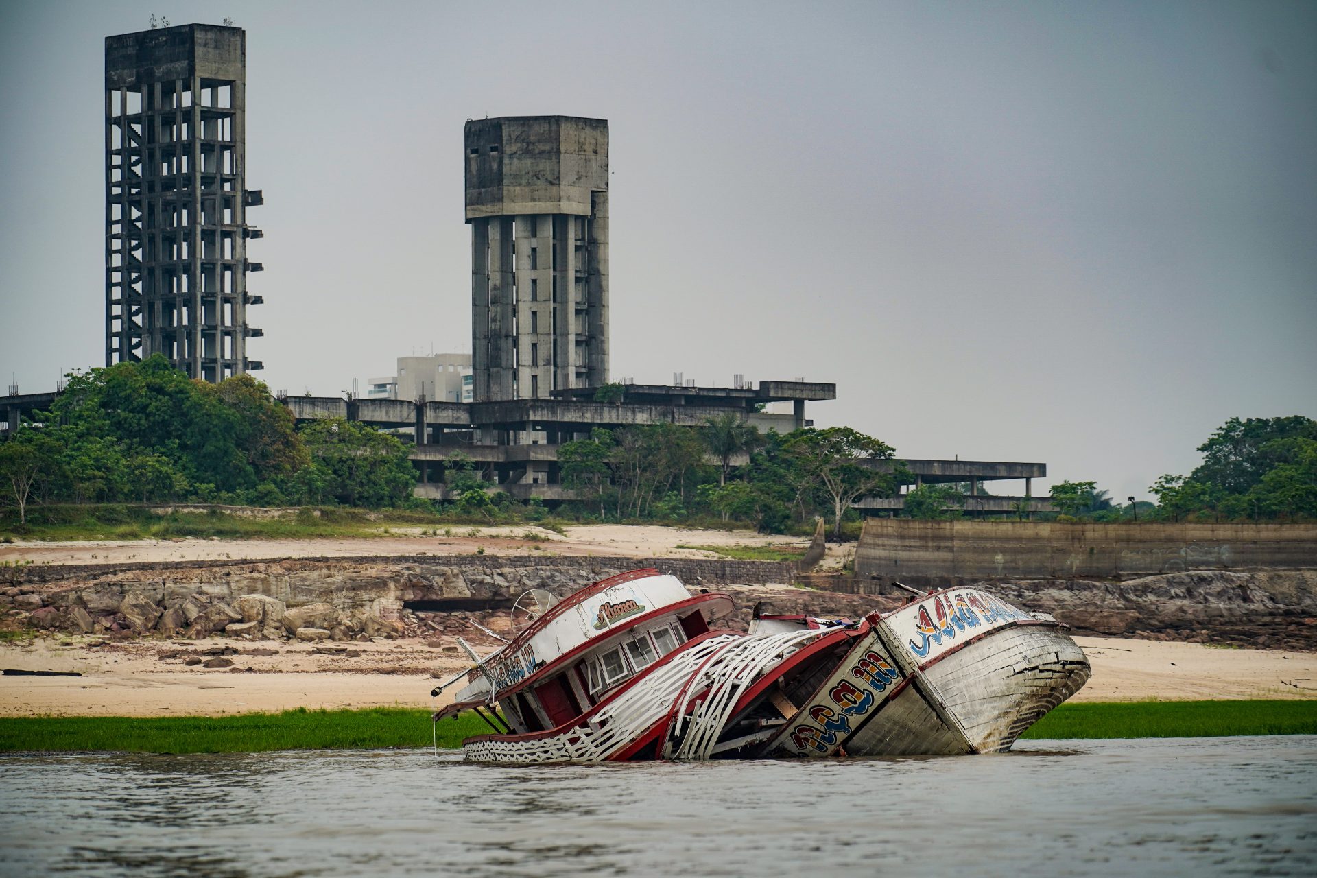 Embarcações encalhados devido ao nível baixo do rio Igarapé Tarumã-açu, na maior seca em 121 anos que Manaus vem sofrendo. Foto: Rafa Neddermeyer/Agência Brasil