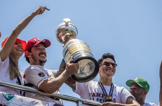 Elenco do Fluminense exibe o troféu da Libertadores - Foto: Reprodução/Marina Garcia e Lucas Merçon/FFC