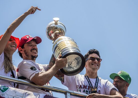 Elenco do Fluminense exibe o troféu da Libertadores - Foto: Reprodução/Marina Garcia e Lucas Merçon/FFC