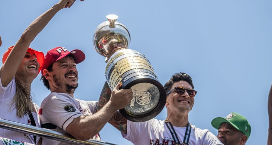 Elenco do Fluminense exibe o troféu da Libertadores - Foto: Reprodução/Marina Garcia e Lucas Merçon/FFC