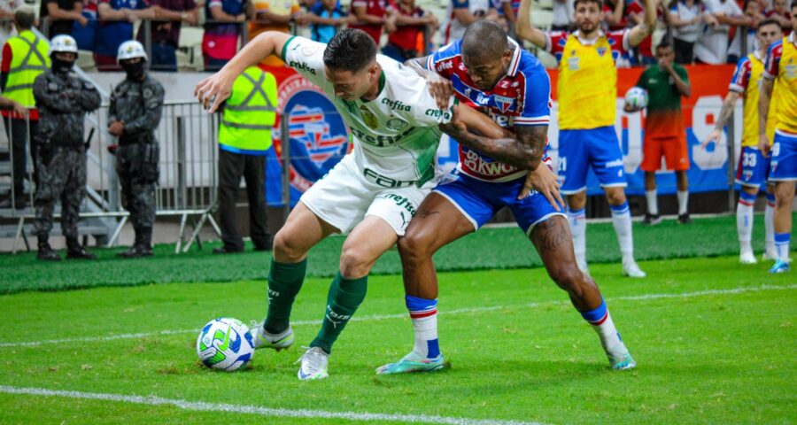 Lance durante partida entre Fortaleza (CE) e Palmeiras (SP), válido pelo Campeonato Brasileiro de 2023 Série A, neste domingo (26), na Arena Castelão em Fortaleza CE - Foto: Joceleo Venâncio/Futura Press/Futura Press/Estadão Conteúdo