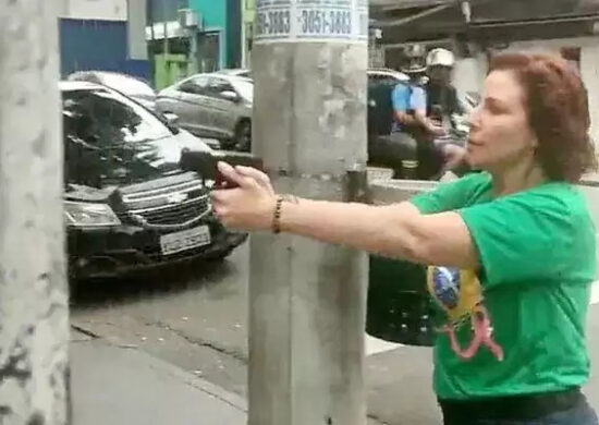 Carla Zambelli ameaçou atirar em jornalista na cidade de São Paulo, em outubro do ano passado – Foto: Reprodução/Internet