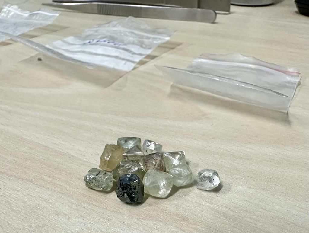 Diamantes são de garimpo ilegal da Serra de Tepequém, em Roraima - Foto: Erlon Rodrigues/PC-AM