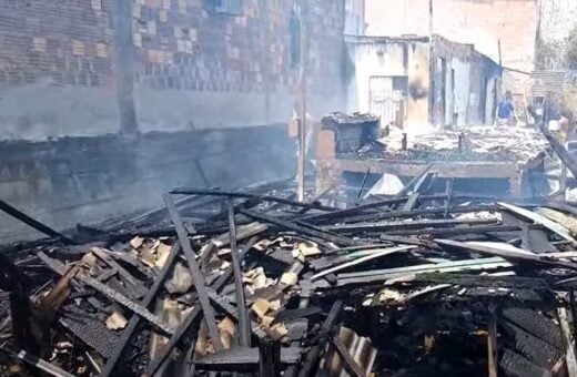 As casas de madeiras foram totalmente consumidas pelo incêndio - Foto: Reprodução/TV Norte