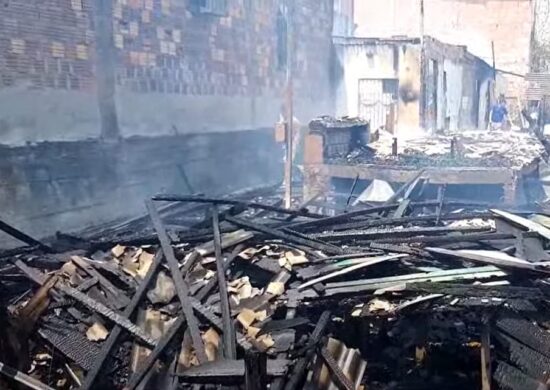 As casas de madeiras foram totalmente consumidas pelo incêndio - Foto: Reprodução/TV Norte