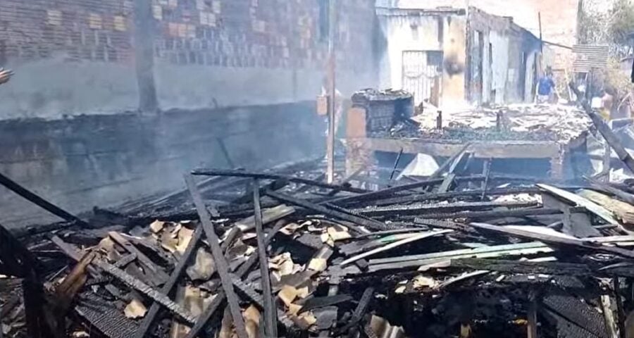 As casas de madeiras foram totalmente consumidas pelo incêndio - Foto: Reprodução/TV Norte