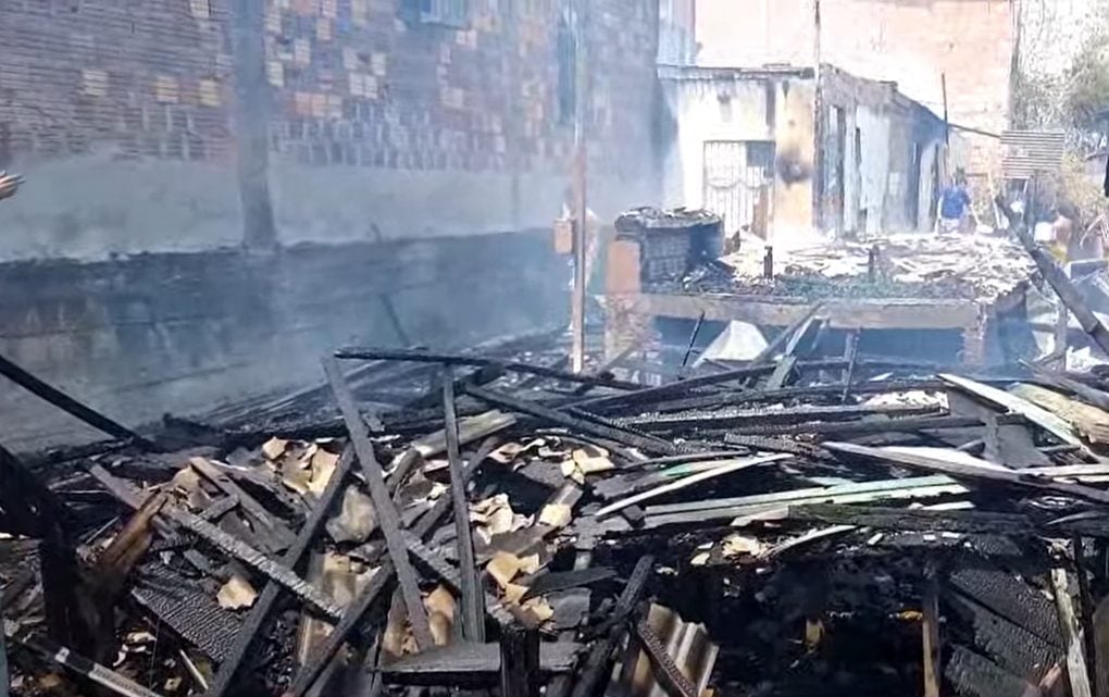 As casas de madeiras foram totalmente consumidas pelo incêndio - Foto: Reprodução/TV Norte