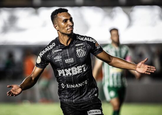 Lucas não joga contra o Cuiabá na próxima segunda-feira (6). O jogador foi suspenso no último jogos do Santos - Foto: Reprodução/ Instagram @olucasbraga