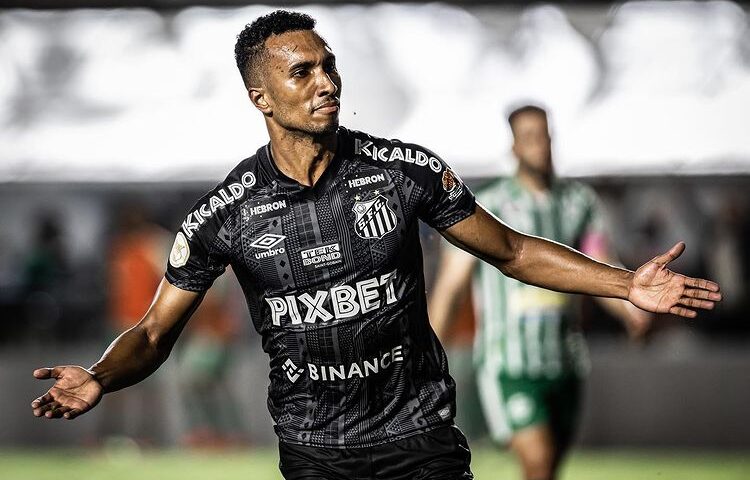 Lucas não joga contra o Cuiabá na próxima segunda-feira (6). O jogador foi suspenso no último jogos do Santos - Foto: Reprodução/ Instagram @olucasbraga