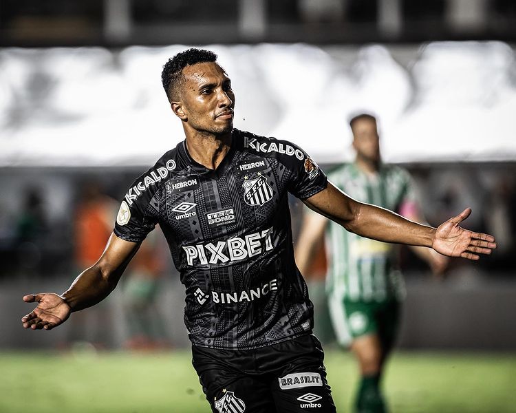 Lucas não joga contra o Cuiabá na próxima segunda-feira (6). O jogador foi suspenso no último jogos do Santos - Foto: Reprodução/ Instagram @olucasbraga
