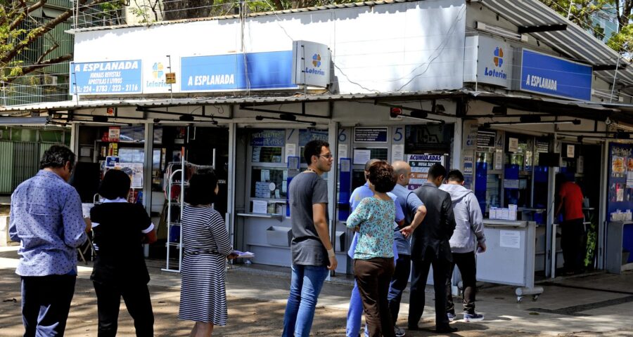 Fila em Casa Lotérica para sorteio da Mega-Sena na Esplanada dos Ministérios em Brasília - Foto: Marcos Oliveira/Agência Senado