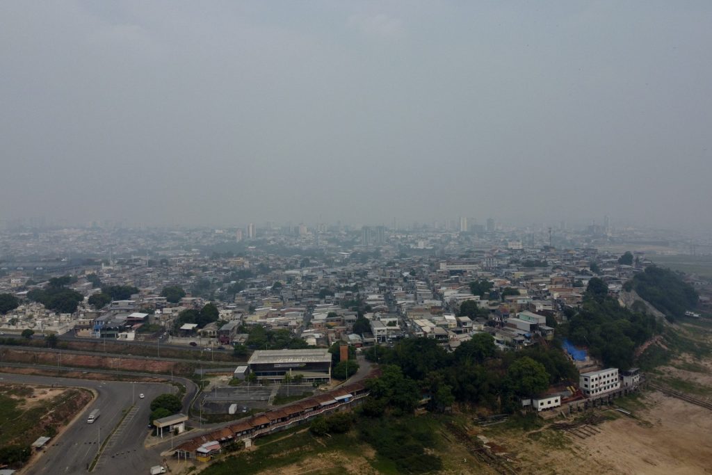 Previsão do tempo Manaus amanheceu coberta por fumaça proveniente de queimadas - Foto: Suamy Beydoun/AGIF - Agência de Fotografia/Estadão Conteúdo