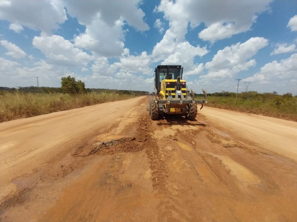 Máquinas auxiliam na manutenção de estradas de Roraima