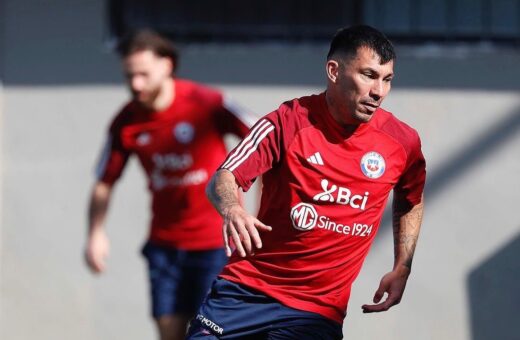 Vasco comemora momento Medel leva cartão pela seleção chilena - Foto: Reprodução / Instagram@laroja