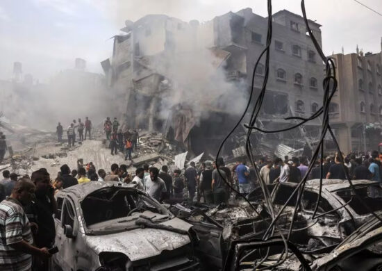 Brasileiros não conseguem sair de casa, mesmo com pedido do Itamaraty. Na imagem, vítima dos combates na Faixa de Gaza - Foto: Mahmud Hams/AFP