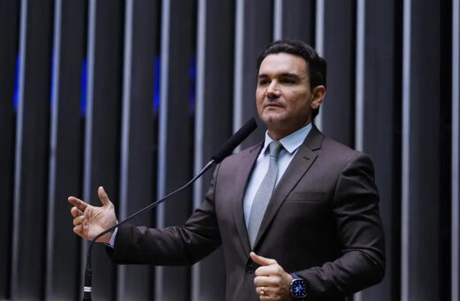 O ministro do Turismo, Celso Sabino (União-PA), pede exoneração para indicar emendas ao Orçamento 2024 -Foto: Pablo Valadares/Câmara dos Deputados