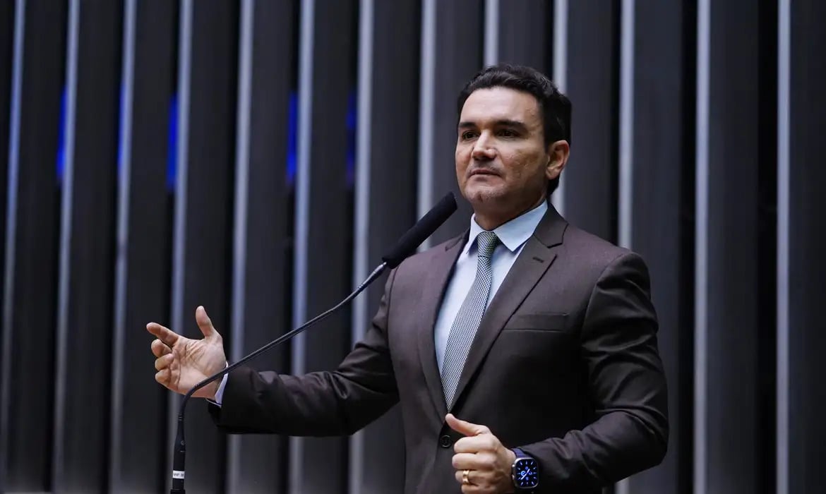 O ministro do Turismo, Celso Sabino (União-PA), pede exoneração para indicar emendas ao Orçamento 2024 -Foto: Pablo Valadares/Câmara dos Deputados