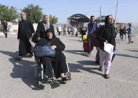 Palestinos cruzam para o lado egípcio da fronteira com a Faixa de Gaza, em Rafah, nesta quarta-feira (1º) - Foto: Hatem Ali/ Atem Ali/ Associated Press/Estadão Conteúdo