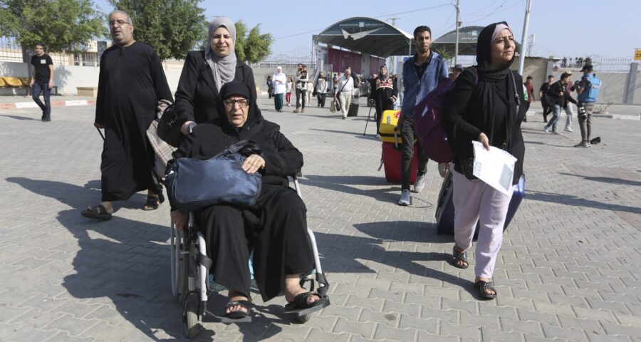 Palestinos cruzam para o lado egípcio da fronteira com a Faixa de Gaza, em Rafah, nesta quarta-feira (1º) - Foto: Hatem Ali/ Atem Ali/ Associated Press/Estadão Conteúdo