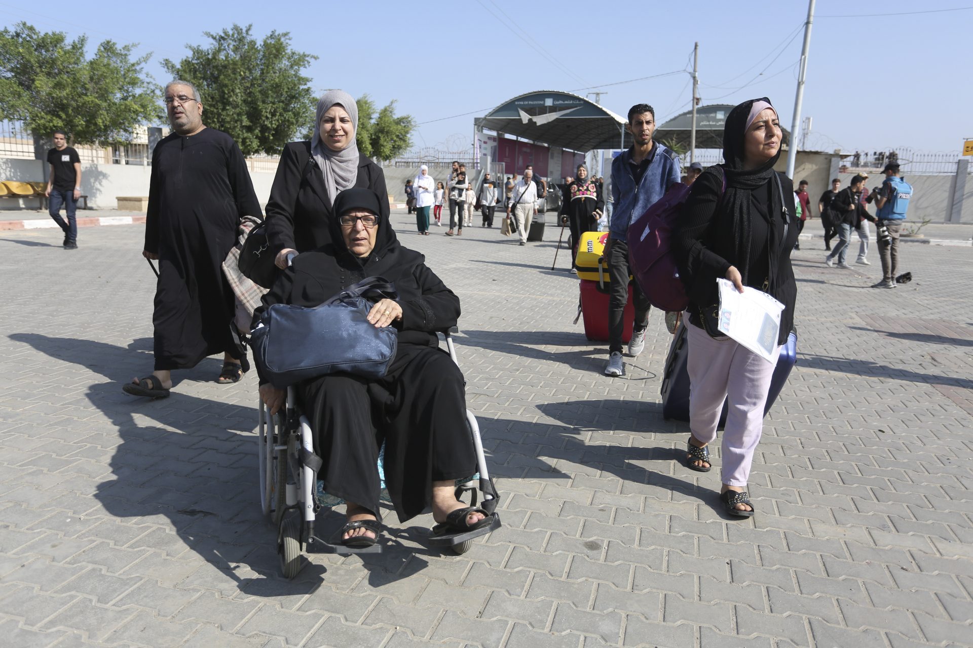 Palestinos cruzam para o lado egípcio da fronteira com a Faixa de Gaza, em Rafah, nesta quarta-feira (1º) - Foto: Hatem Ali/ Atem Ali/ Associated Press/Estadão Conteúdo