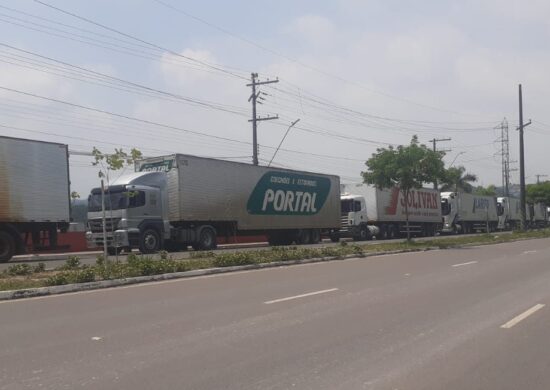 Dezenas de caminhoneiros esperam na avenida próximo a Ceasa - Foto: Portal Norte