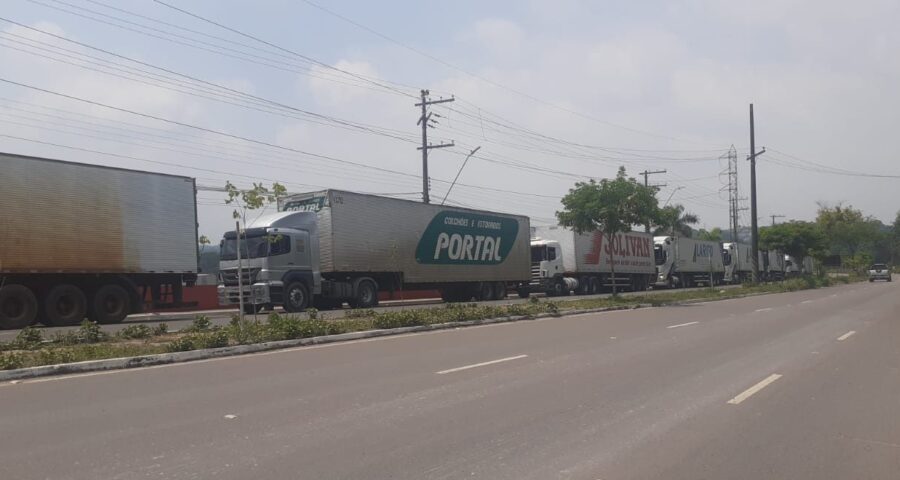 Dezenas de caminhoneiros esperam na avenida próximo a Ceasa - Foto: Portal Norte