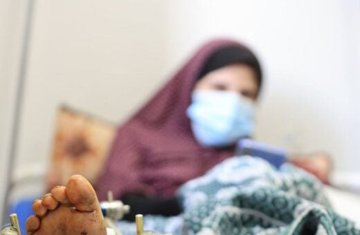 Mulher se recupera no Hospital Al Hilo na Faixa de Gaza após ser soterrada em escombros e passar por uma cesariana de emergência Foto: UNFPA/ Bisan Ouda