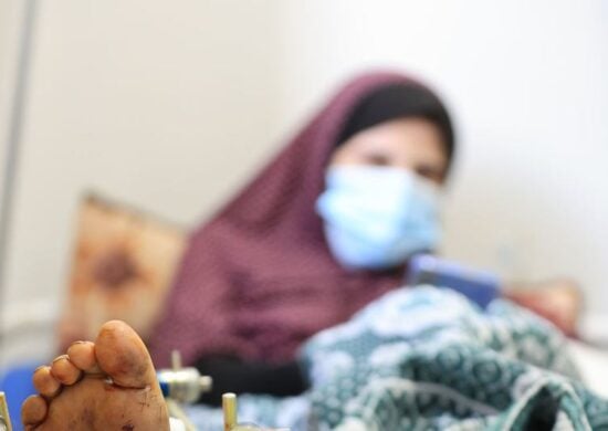 Mulher se recupera no Hospital Al Hilo na Faixa de Gaza após ser soterrada em escombros e passar por uma cesariana de emergência Foto: UNFPA/ Bisan Ouda