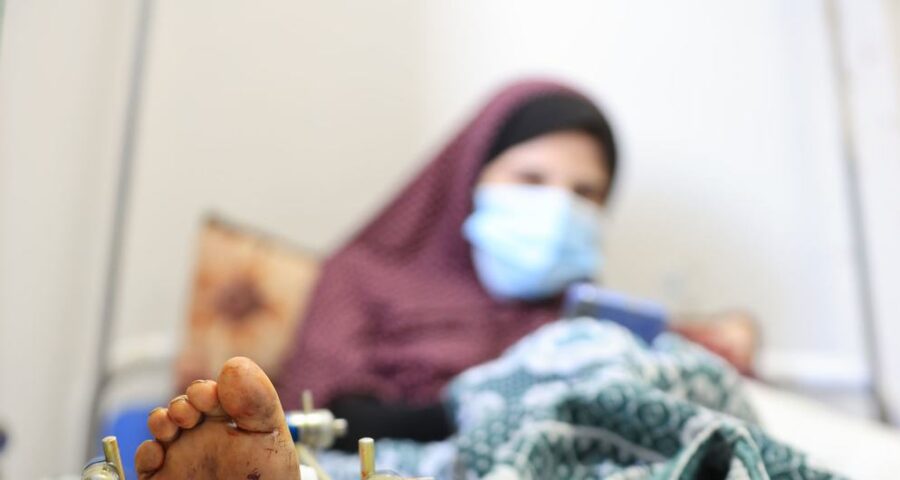 Mulher se recupera no Hospital Al Hilo na Faixa de Gaza após ser soterrada em escombros e passar por uma cesariana de emergência Foto: UNFPA/ Bisan Ouda