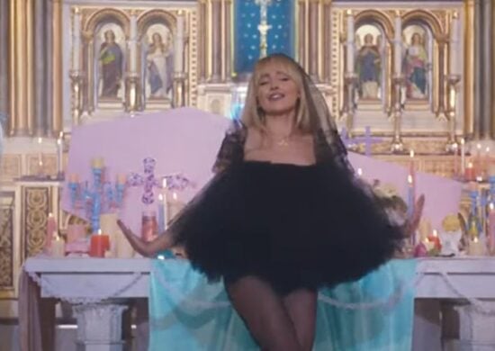 Nas cenas finais, ela aparece dançando na igreja, usando um véu e vestido de tule preto - Foto: Reprodução clipe/Yutube@sabrinacarpenter