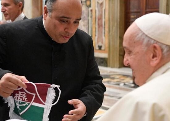 Padre Omar Raposo, do Rio de Janeiro, presenteia Papa Francisco com camisa e flâmula do Fluminense - Foto: Reprodução/ Instagram @vaticannews