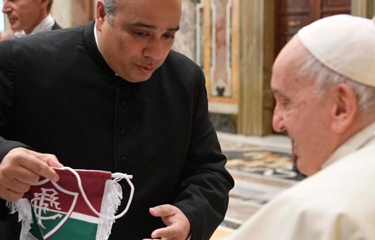 Padre Omar Raposo, do Rio de Janeiro, presenteia Papa Francisco com camisa e flâmula do Fluminense - Foto: Reprodução/ Instagram @vaticannews